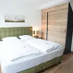 فندق Haus Burg Metternich 2*