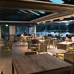 Haus Burg Metternich فندق 2*