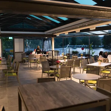 Haus Burg Metternich ホテル 2*