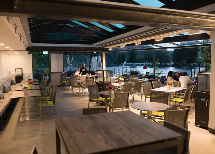 Haus Burg Metternich מלון 2*