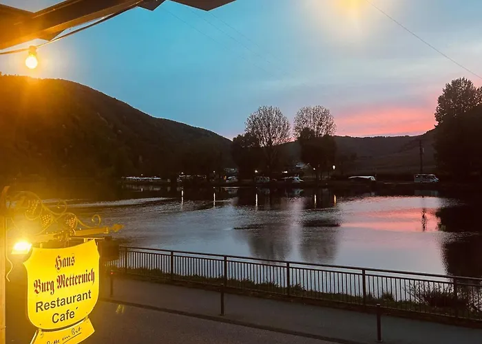 מלון Haus Burg Metternich